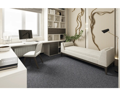 Büro mit Schreibtisch, Stuhl, Bücherregal und Liege