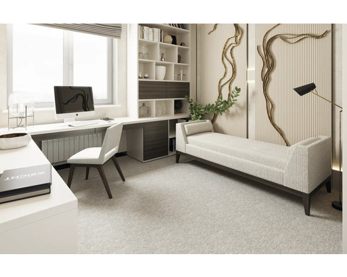 Helles Arbeitszimmer mit Schreibtisch, Stuhl, Regal und Liege