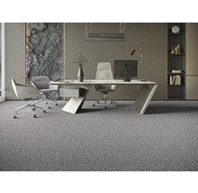 Modernes Büro mit Schreibtisch, Bürostühlen und Teppichboden.