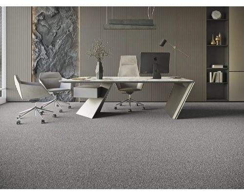 Modernes Büro mit Schreibtisch, Bürostühlen und Teppichboden.