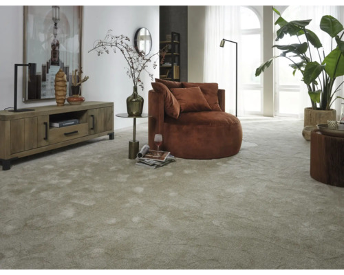 Salon avec tapis, fauteuil et meubles en bois pour une ambiance chaleureuse