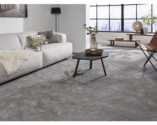 Wohnzimmer mit grauem Teppich, Sofa, Couchtisch und Sessel