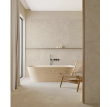 Salle de bain lumineuse avec baignoire îlot et chaise en bois