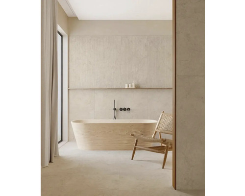 Helles Badezimmer mit Badewanne, Stuhl und Fenster für ein freundliches Ambiente.