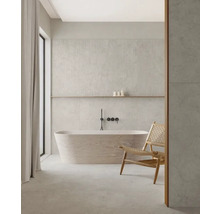 Badezimmer mit Badewanne und Holzstuhl