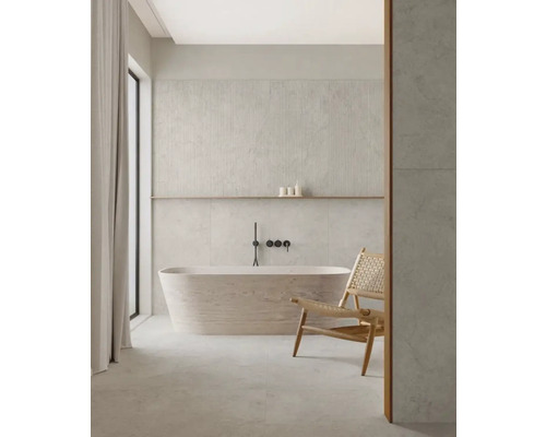 Salle de bain avec baignoire et chaise en bois
