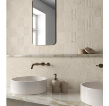 Modernes Badezimmer mit Waschbecken, Spiegel und Fliesen