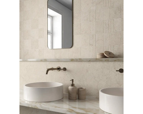 Salle de bain moderne avec lavabos, miroir et carrelage
