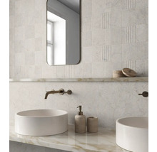 Badezimmer mit Doppelwaschbecken, Spiegel und Wandfliesen
