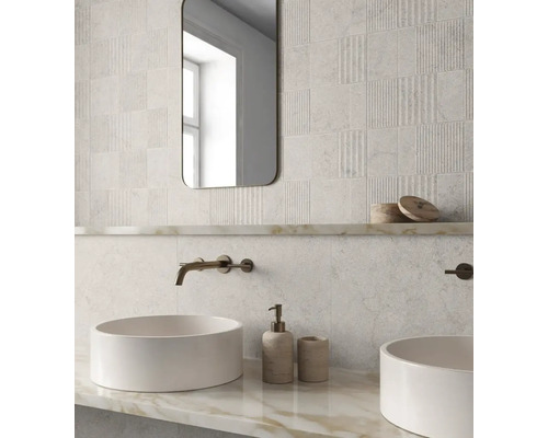 Salle de bain avec double vasque, miroir et carrelage mural