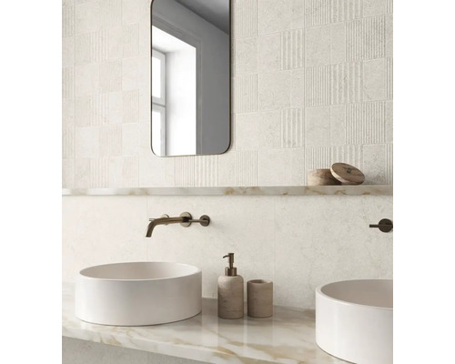 Salle de bain avec deux lavabos, miroir et carreaux muraux structurés