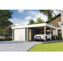 Gartenszene mit Garage, Carport und geparktem Auto.