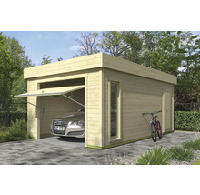 Garage en bois avec porte basculante, porte latérale, fenêtre et une voiture garée
