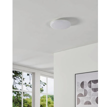 Deckenleuchte in einem hellen Raum mit Fenster