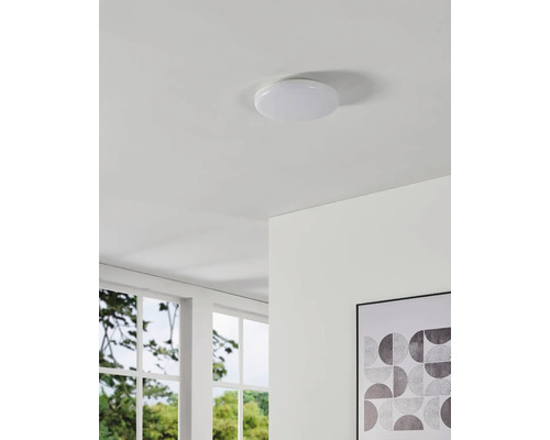 Deckenleuchte in einem hellen Raum mit Fenster