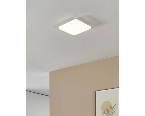 Quadratische Deckenleuchte an der Decke