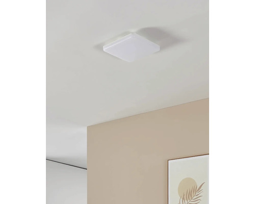 Quadratische Deckenleuchte an einer Zimmerdecke