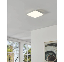 Quadratische Deckenleuchte aus Kunststoff im Innenraum.