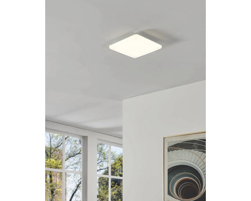 Quadratische Deckenleuchte aus Kunststoff im Innenraum.