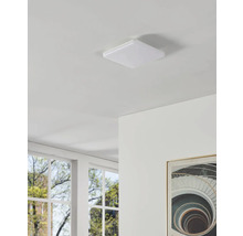 Quadratische Deckenleuchte an einer Zimmerdecke