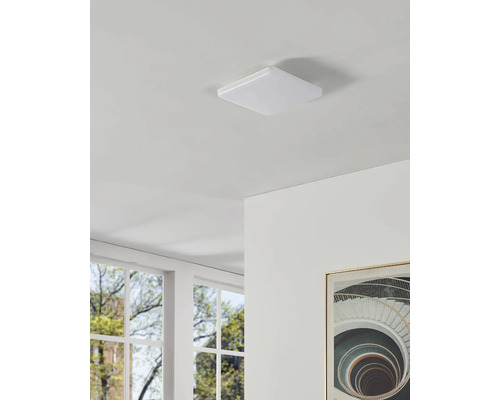 Quadratische Deckenleuchte an einer Zimmerdecke