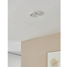 Spot encastré au plafond dans une pièce avec œuvre d''art