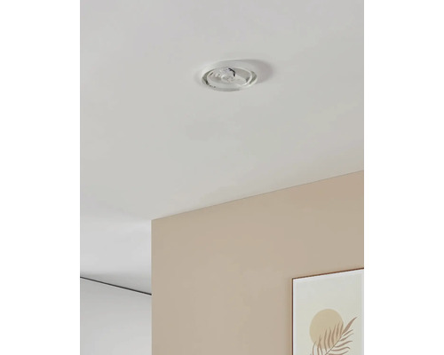 Spot encastré au plafond dans une pièce avec œuvre d''art