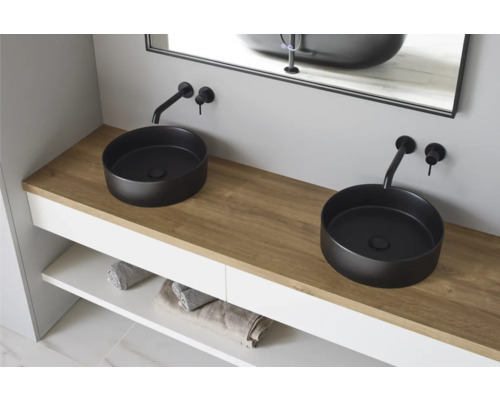 Salle de bains avec deux vasques rondes à poser, robinetterie et meuble-lavabo