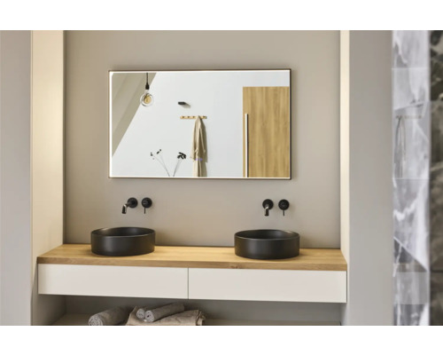 Salle de bains avec double vasque, miroir et robinets