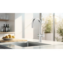 Küchenszene mit Spüle und Armatur in hellem Design.