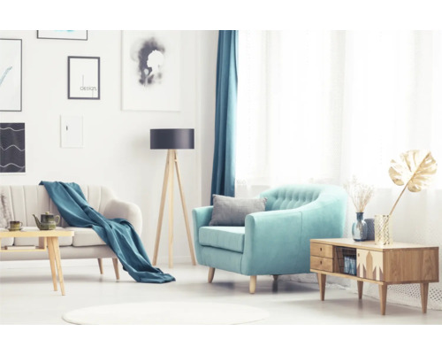 Wohnzimmer mit Sofa, Sessel, Tisch, Stehlampe und Dekoration