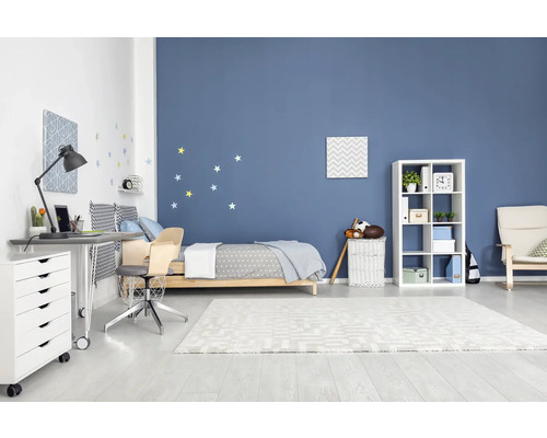 Jugendzimmer mit Bett, Schreibtisch, Regal und Sessel in hellem und modernem Design