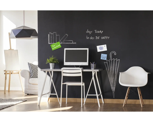 Bureau avec un bureau, une chaise et un mur inscriptible