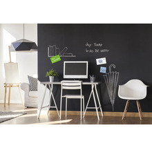 Arbeitszimmer mit Schreibtisch, Stuhl und Tafelwand