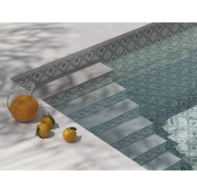 Piscine avec escalier, motif de carreaux et un pichet de jus d''orange