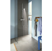 Duschszene mit Duschsystem, Duschkopf und Thermostat in einem modern gestalteten Badezimmer