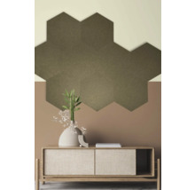 Wandgestaltung mit sechseckigen Akustikpaneelen über einem Sideboard mit Bambus und Blumen