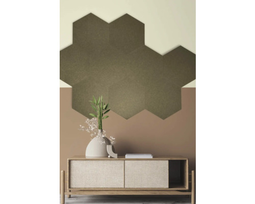 Panneau acoustique Hexagon Bamboo avec feutre PET vert 57.7 x 50 cm Décoration murale avec des panneaux acoustiques hexagonaux au-dessus d''un buffet avec du bambou et des fleurs