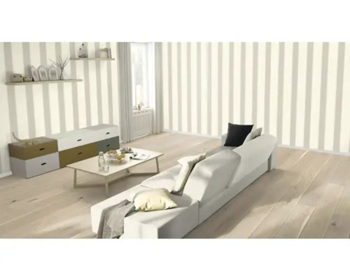 Salon avec papier peint à rayures, canapé, table et commode