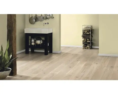 Pièce lumineuse avec plancher en bois, évier et stockage de bois