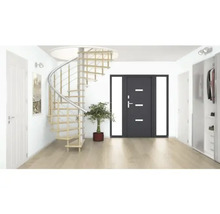 Hall d''entrée lumineux avec escalier en bois, porte d''entrée et vestiaire