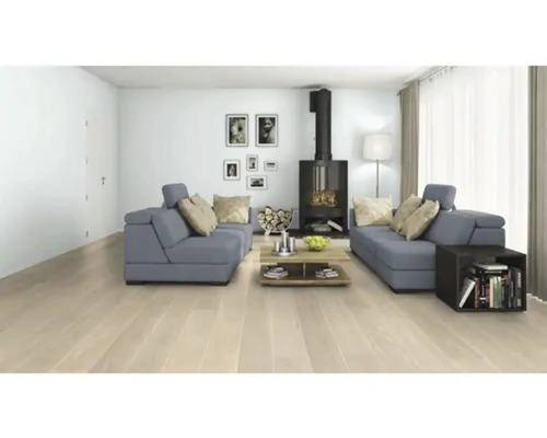 Salon avec canapés gris, poêle à bois, table basse et parquet clair