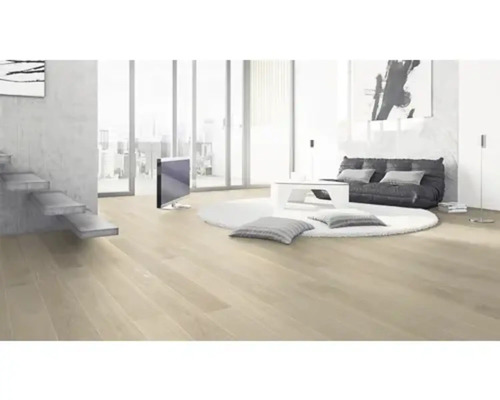 Espace de vie lumineux avec parquet, escalier, coin salon, tapis rond et télévision