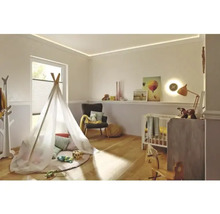 Chambre d''enfant lumineuse avec tente de jeu, lit de bébé et parquet