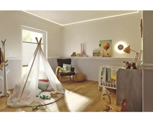 Chambre d''enfant lumineuse avec tente de jeu, lit de bébé et parquet
