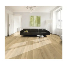 Salon avec parquet, canapé et œuvre d''art