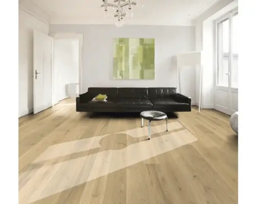 Salon avec parquet, canapé et œuvre d''art