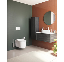 Salle de bains moderne avec WC suspendu, meuble-lavabo et miroir