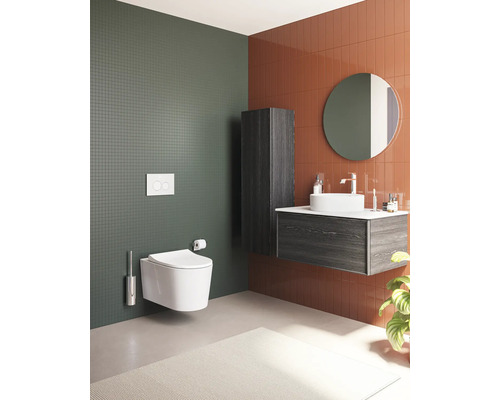 Salle de bains moderne avec WC suspendu, meuble-lavabo et miroir
