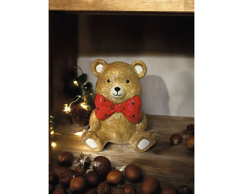 Décoration ours en peluche avec nœud sur une étagère en bois